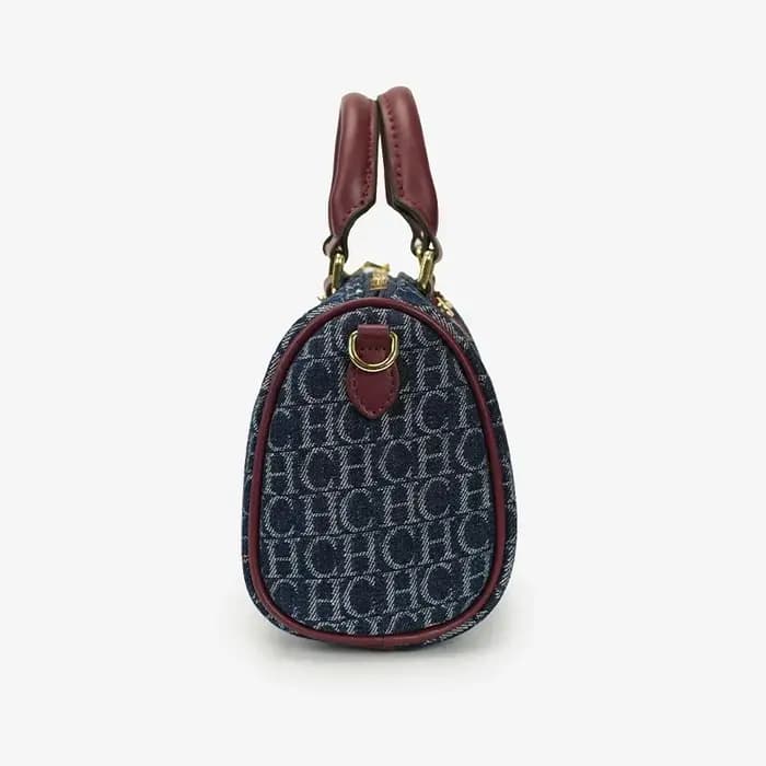 Sac Boston en jean monogrammé pour femme CH avec garniture en cuir et fermeture à loquet