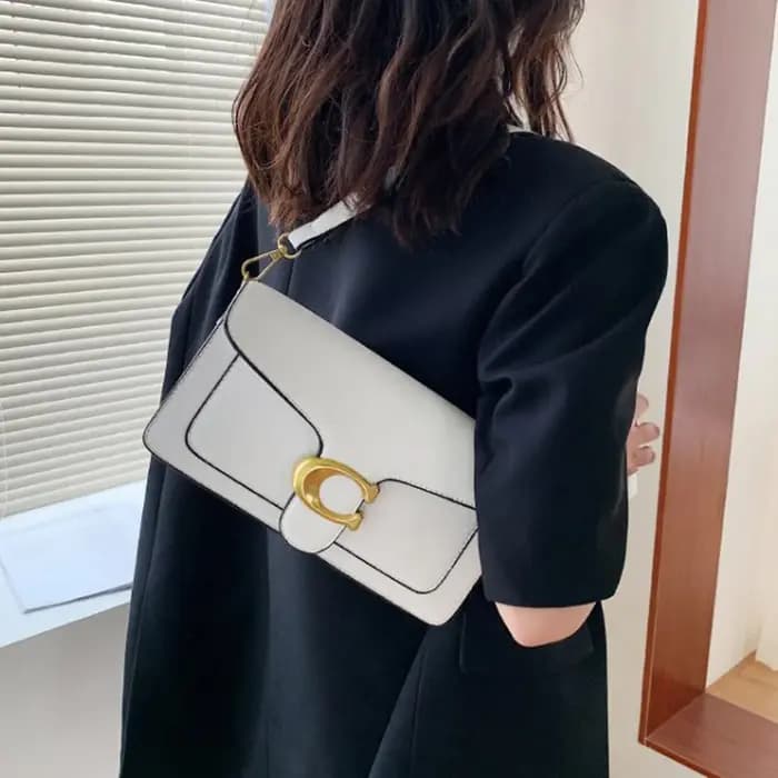 Sac à bandoulière tendance de cette année avec deux bretelles et un petit sac carré diagonal
