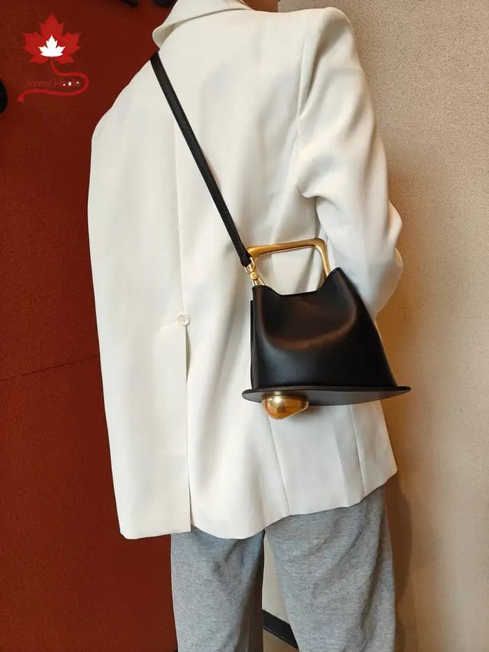 Nouveau élégant haut de gamme seau fourre-tout couleur Beige plaine Satin cuir de vache femmes sac à main poignée en métal femme sac à bandoulière petit