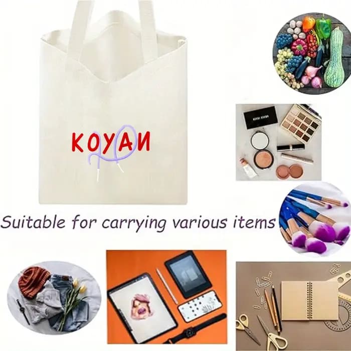 Un sac fourre-tout en toile de couleur crème avec texte Koyani et motifs