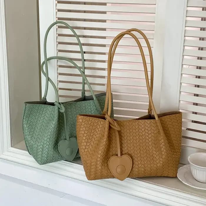Sac à bandoulière en rotin tressé avec pochette assortie