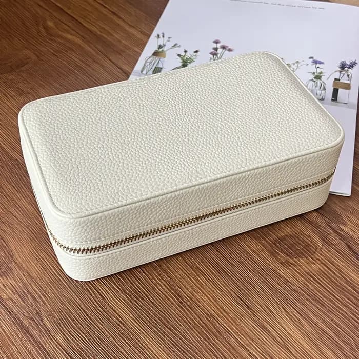 Boîte à bijoux de voyage moyenne en cuir galets avec nom personnalisé