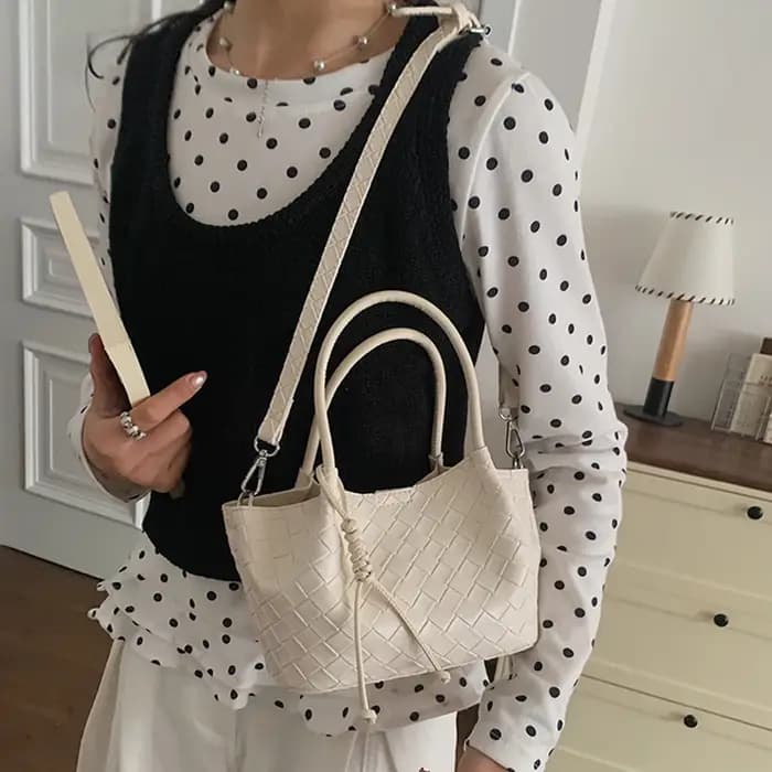 Nouveau sac seau tissé haut de gamme version coréenne, sac à bandoulière décontracté pour le quotidien, sac à main argenté tendance, sac bandoulière pour femme
