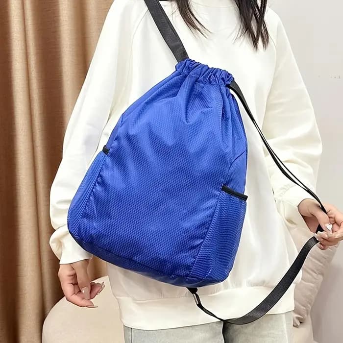 Un grand sac à dos multifonctionnel avec une sangle simple