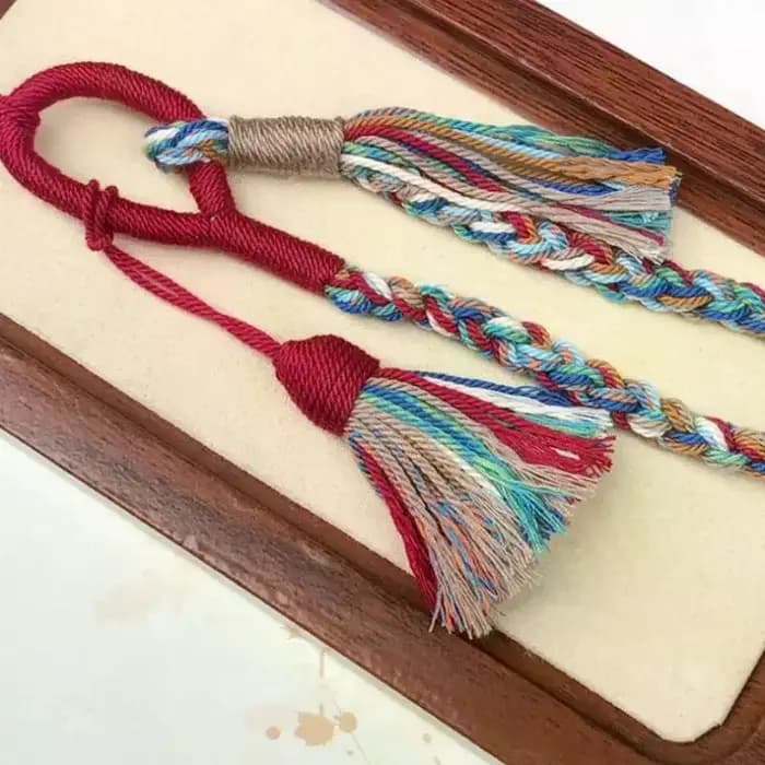 Lanière en coton tressé faite à la main avec des pompons colorés et de style bohème