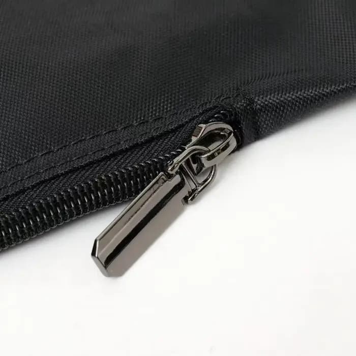 Portefeuille antivol à bandoulière sous le bras