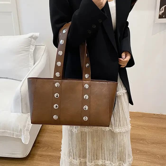 Fourre-tout noir style européen et américain personnalité sac de trajet Rivet Design sac à bandoulière en cuir PU grande capacité bolsa feminin