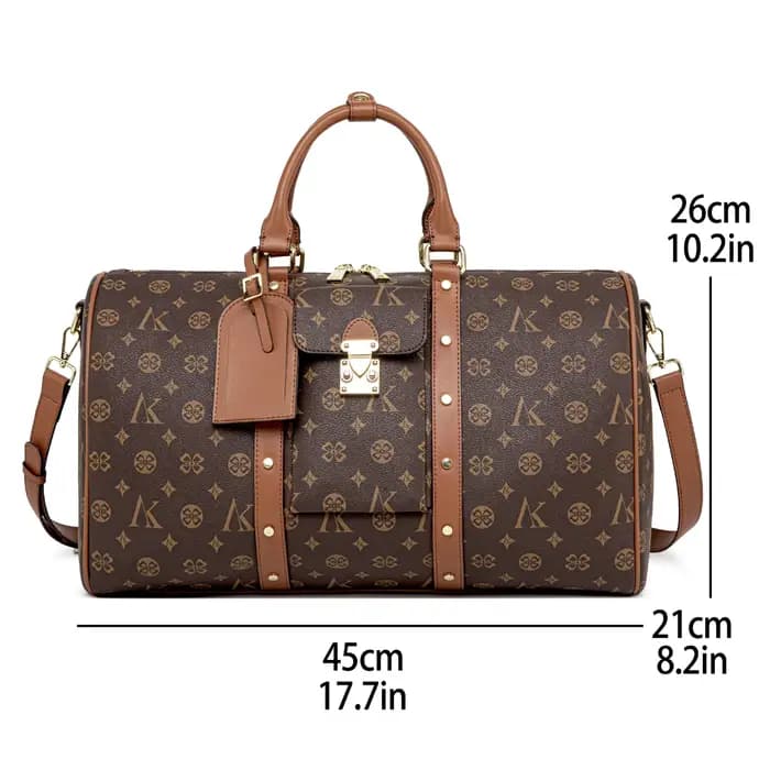 Sac de voyage marron à motif monogramme, anses supérieures, bandoulière réglable, poche avant et détails dorés