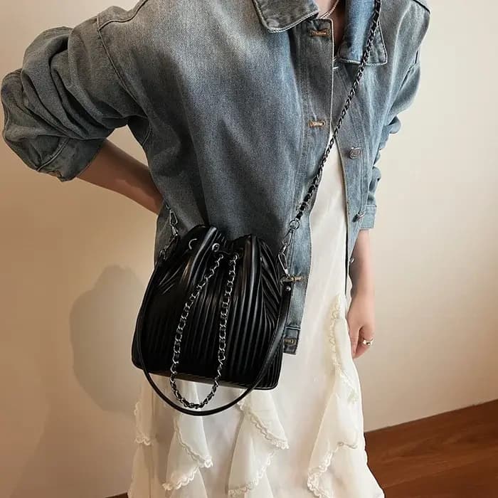 Sac noir pour femmes, sac à bandoulière tendance avec design plissé