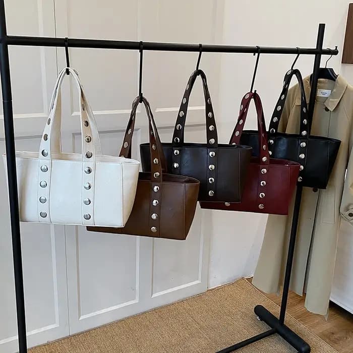 Fourre-tout noir style européen et américain personnalité sac de trajet Rivet Design sac à bandoulière en cuir PU grande capacité bolsa feminin