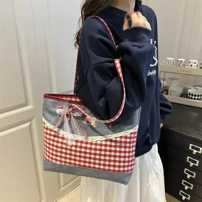 Sac fourre-tout en toile denim avec patchwork en vichy rouge et joli nœud en dentelle