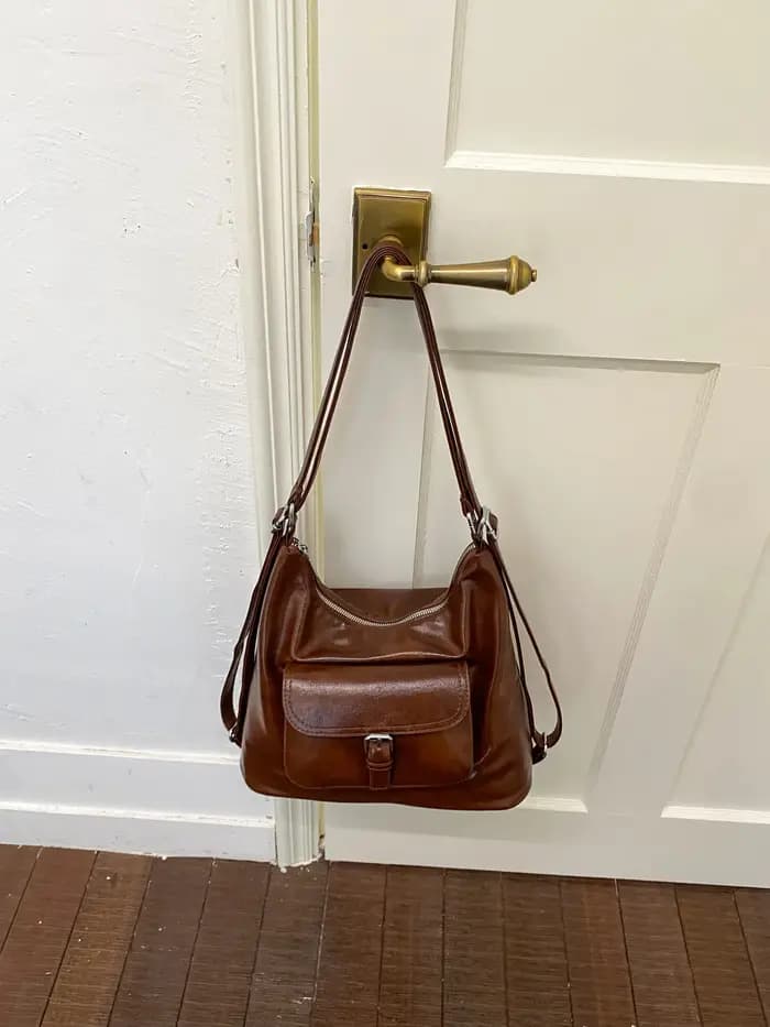 Sac à dos de voyage argenté pour femme, grande capacité, sac à bandoulière pour trajets quotidiens, nouveau style 2026, sac seau en PU résistant au vent pour l'extérieur