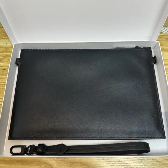 Pochette Homme 26 en Cuir Gaufré Noir de Luxe