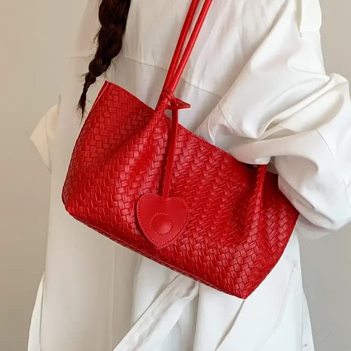 Sac à bandoulière en rotin tressé avec pochette assortie
