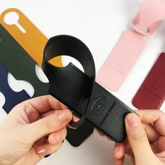Étiquette de bagage en cuir PU portable avec motif avion en relief