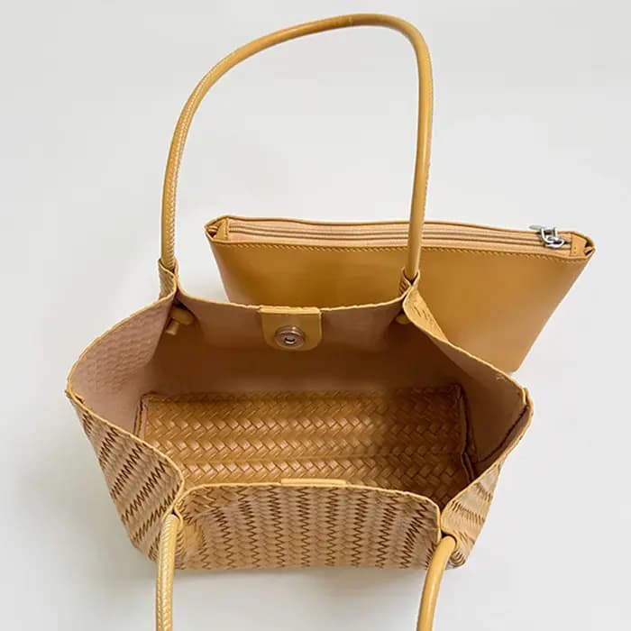 Sac à bandoulière en rotin tressé avec pochette assortie