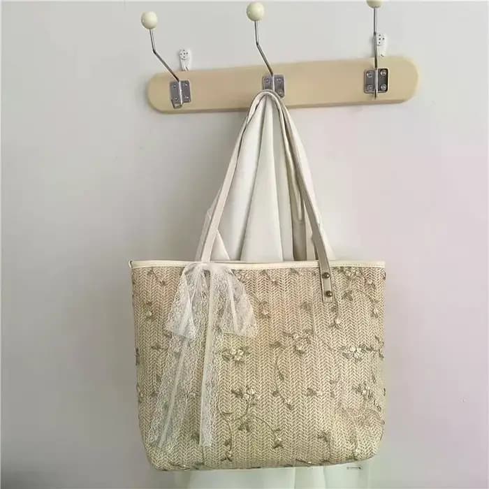 Sac fourre-tout en paille tressée avec broderie florale et détail nœud en dentelle