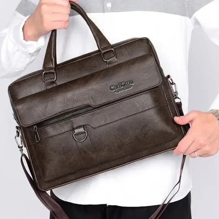 Le sac à main pour hommes de couleur neutre convient aux voyages d'affaires et peut également être porté sur une épaule. Il est fabriqué en matériau PU