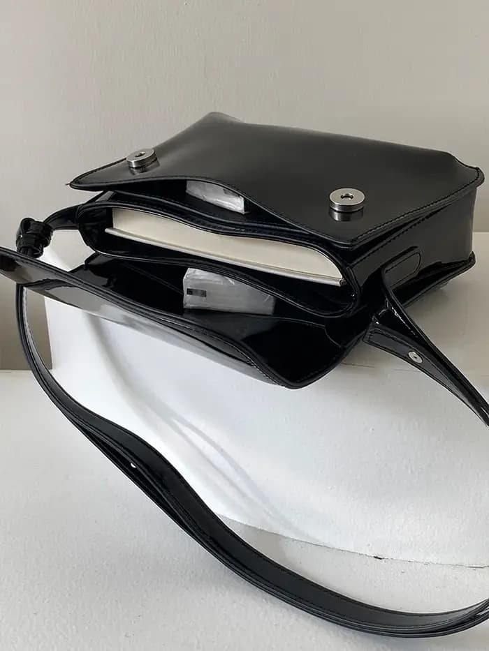 Sac bandoulière tendance en cuir verni pour femme