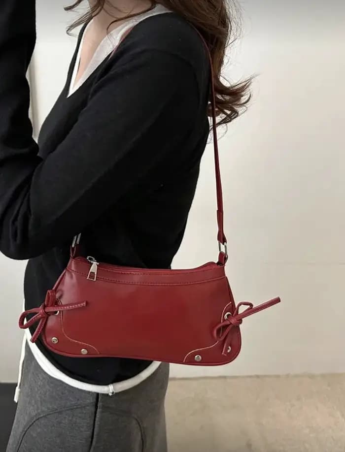 Nouveau sac à bandoulière tendance avec design bicolore. Sac pliable à porter sous le bras