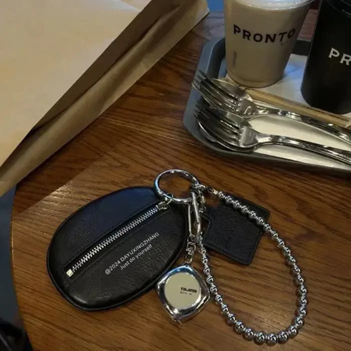 Sac à clés élégant, un sac suspendu pour accessoires élégants, regardez