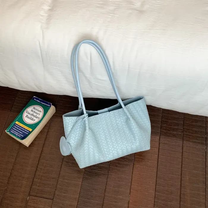Sac à bandoulière en rotin tressé avec pochette assortie