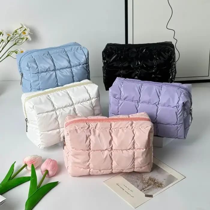 Pochette cosmétique matelassée avec un grand espace pour les voyages