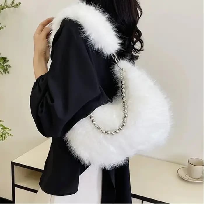 Sac fourre-tout en fausse fourrure avec sangle en chaîne