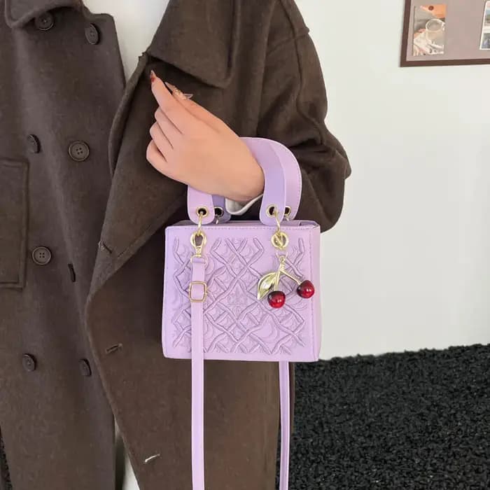 Sac carré compact à main au design urbain simple et tendance