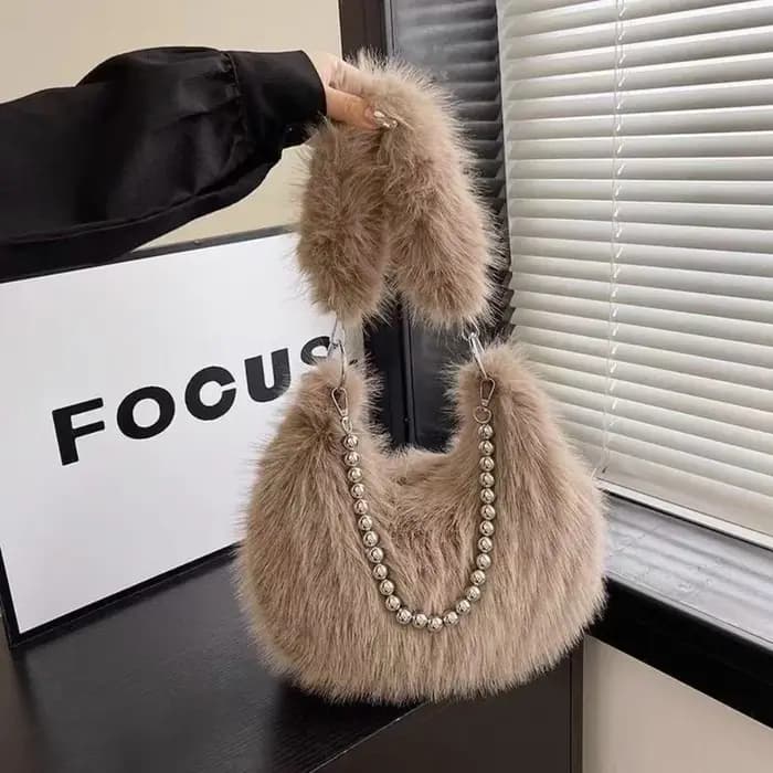 Sac fourre-tout en fausse fourrure avec sangle en chaîne