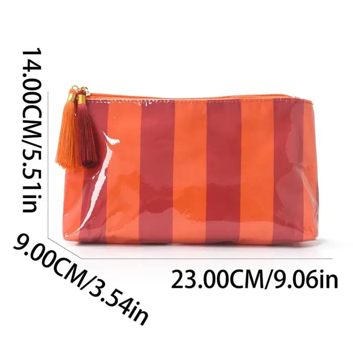 Pochette à maquillage brillante en PU avec fermeture éclair et pompon. Sac de voyage portable multi-couleurs à rayures