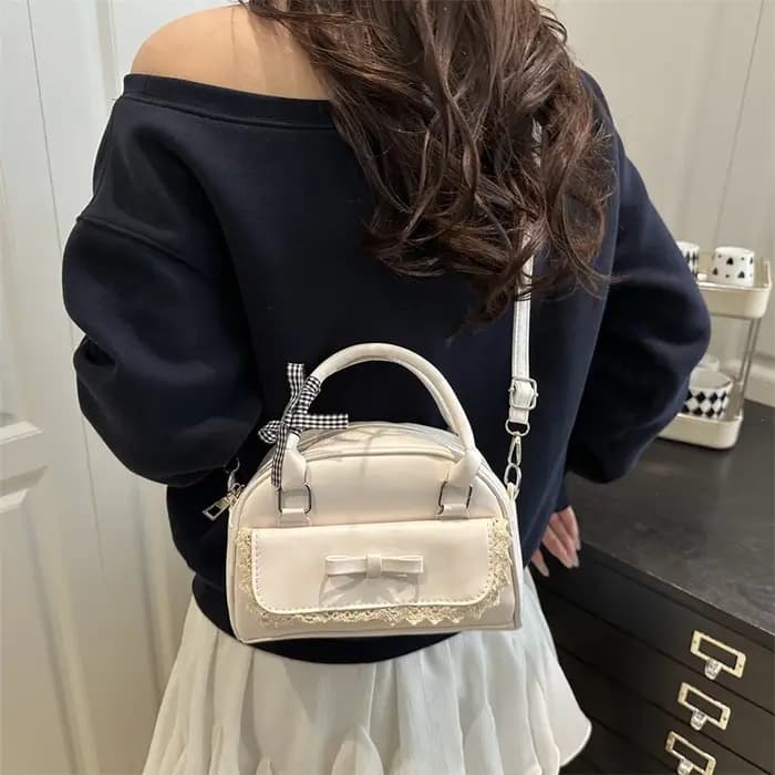 Un sac Boston polyvalent à main avec nœud papillon pour femmes en version coréenne 2025