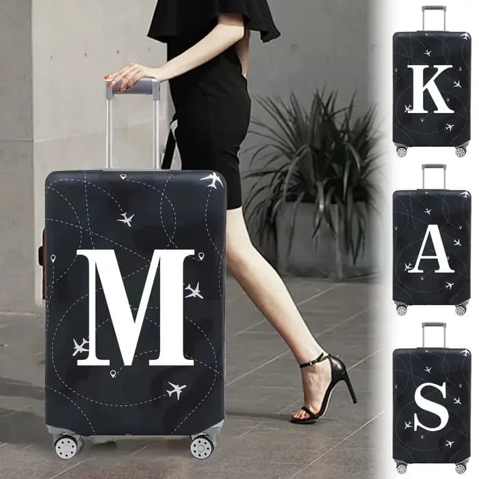 Cette housse de valise extensible s'adapte aux valises de 18 à 32 pouces et présente un motif de lettres A-Z blanches imprimé sur la surface.