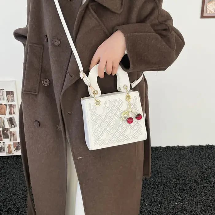 Sac carré compact à main au design urbain simple et tendance