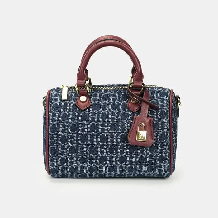 Sac Boston en jean monogrammé pour femme CH avec garniture en cuir et fermeture à loquet, sac à band