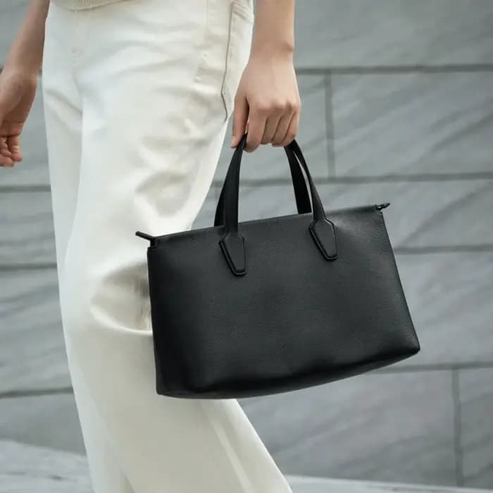 The Row Marcel, sacoche en cuir de luxe