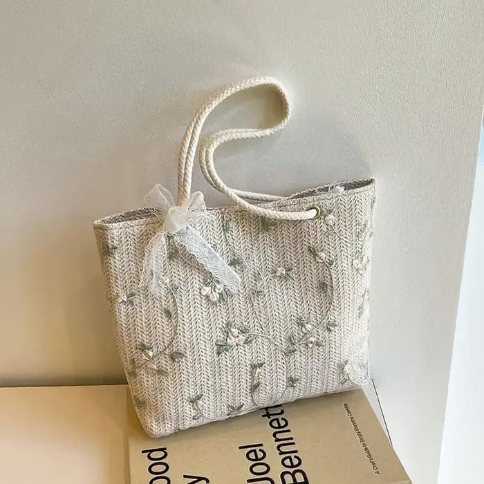 Sac fourre-tout en paille tressée avec broderie florale et détail nœud en dentelle