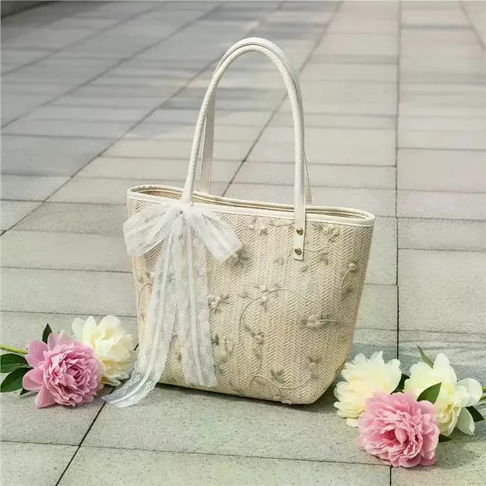 Sac fourre-tout en paille tressée avec broderie florale et détail nœud en dentelle