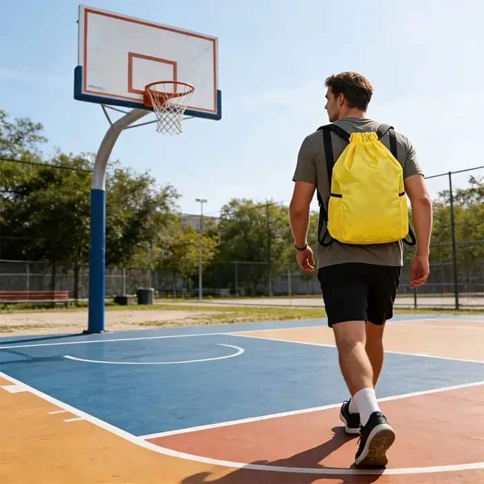 Un grand sac à dos multifonctionnel avec une sangle simple