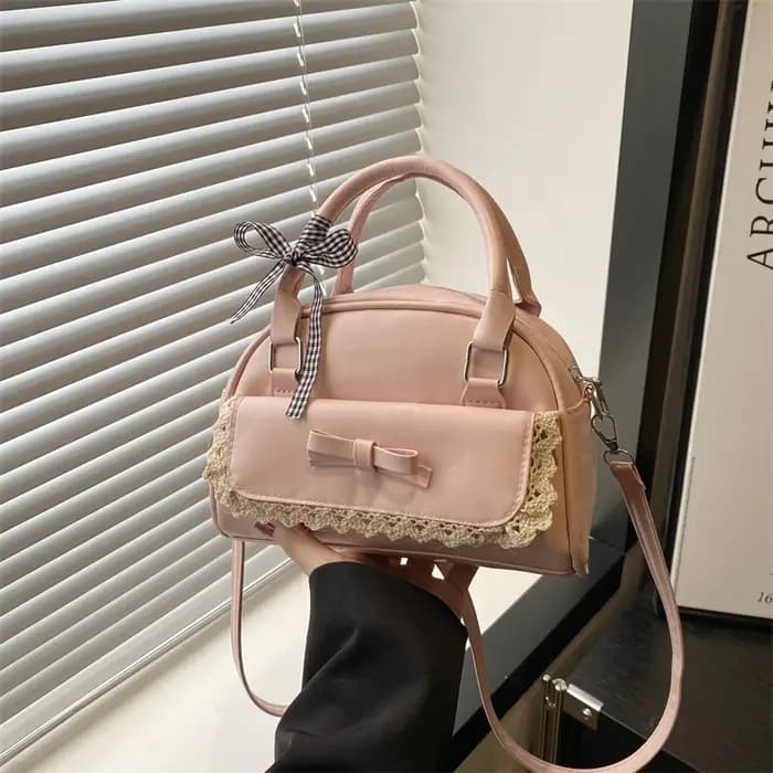 Un sac Boston polyvalent à main avec nœud papillon pour femmes en version coréenne 2025