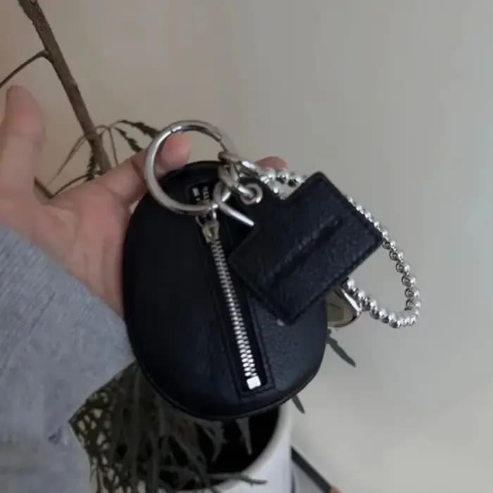 Sac à clés élégant, un sac suspendu pour accessoires élégants, regardez