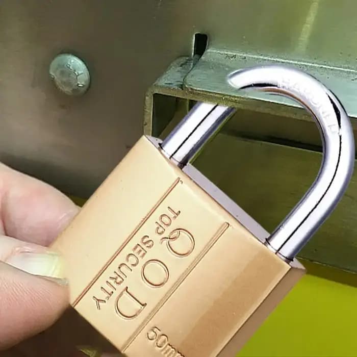 Cadenas en cuivre pour casiers à bagages