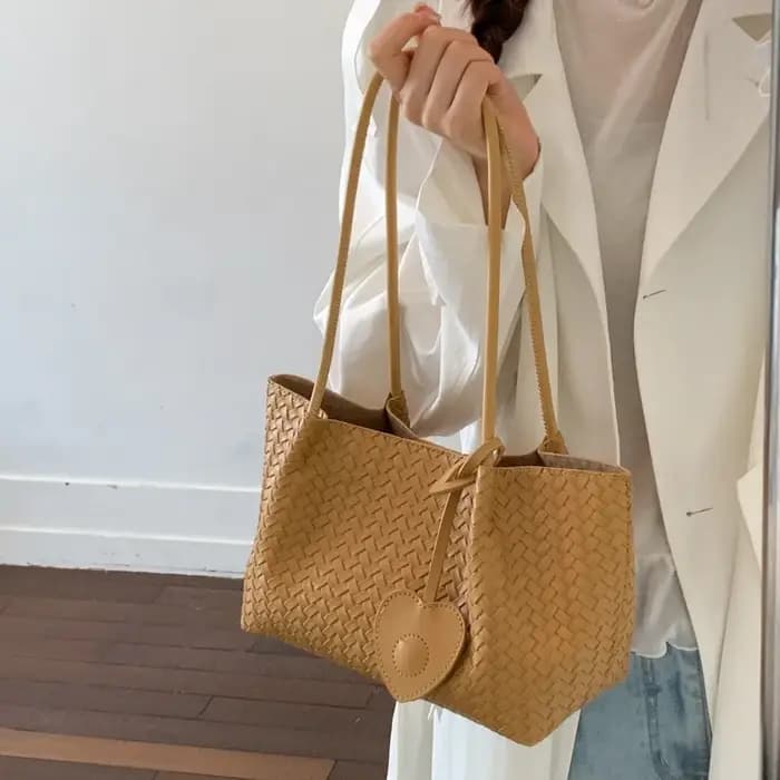 Sac à bandoulière en rotin tressé avec pochette assortie