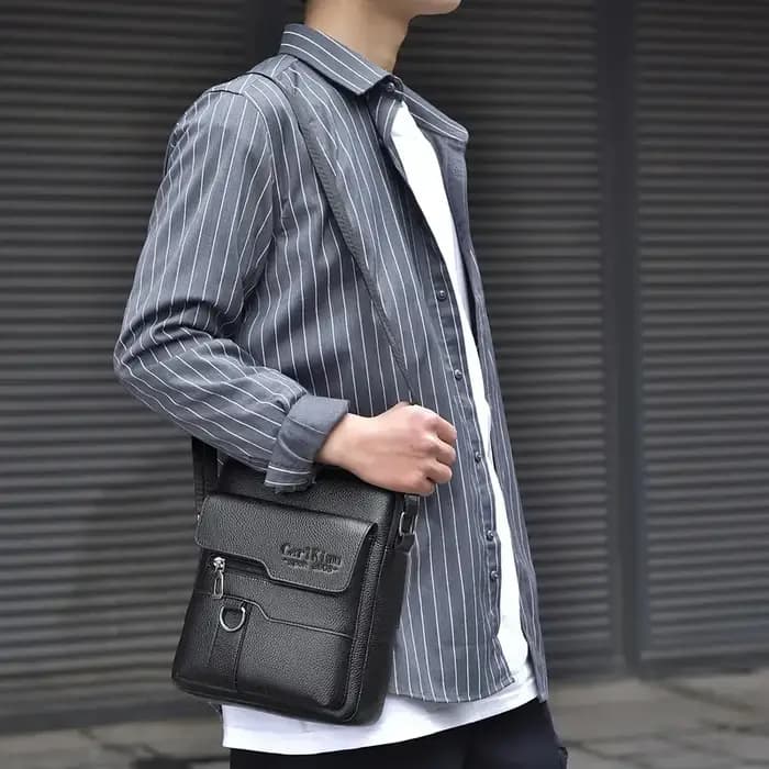 Le sac à bandoulière à une épaule pour hommes convient aux voyages d'affaires et peut être porté à la main en matériau Pu.