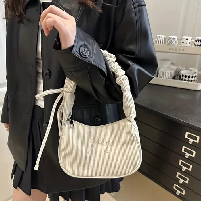 Sac à bandoulière élégant en velours côtelé pour femme. Accessoires brodés avec nœud papillon
