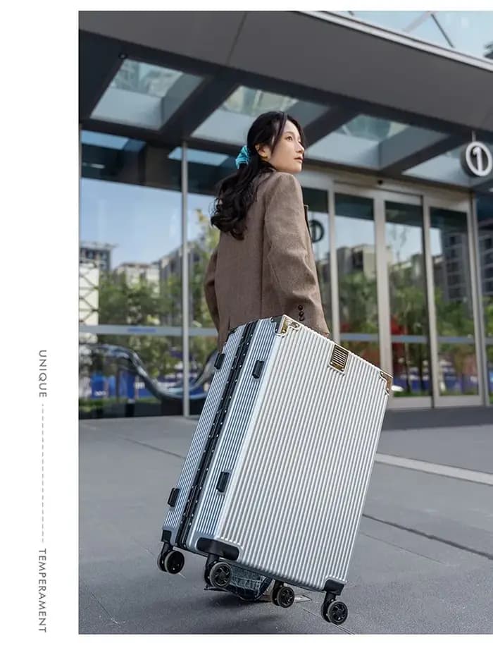 Valise Wolverine, une valise rigide avec 108 rivets, taille 20-28 pouces, dotée de roues silencieuses tout-terrain et d'un porte-gobelet.