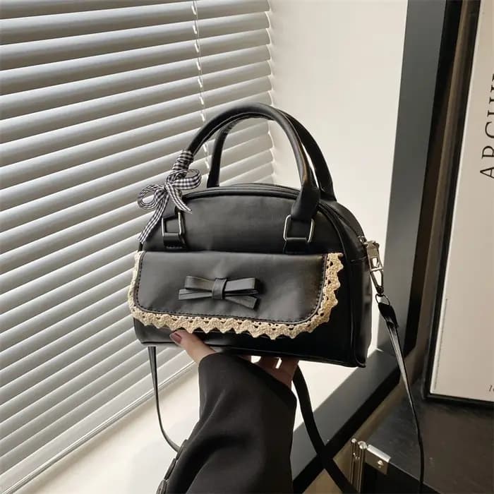 Un sac Boston polyvalent à main avec nœud papillon pour femmes en version coréenne 2025