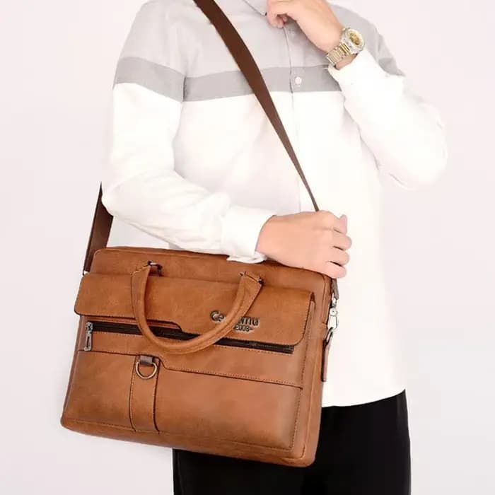 Le sac à main pour hommes de couleur neutre convient aux voyages d'affaires et peut également être porté sur une épaule. Il est fabriqué en matériau PU