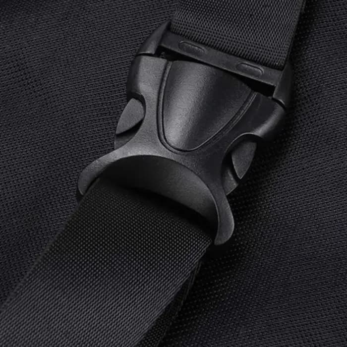 Sac bandoulière noir dissimulé sous le bras