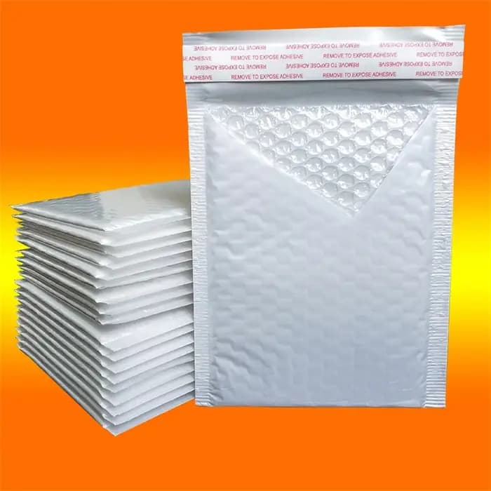 50pcs Film nacré sac à bulles étanche emballage sac Express mousse blanche auto-scellant sac d'expéd